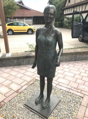 Bronzefigur Sonderanfertigung: Figur Lene (Gemeinde Dundenheim)