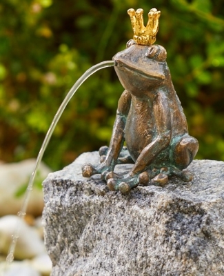 Rottenecker Bronzefigur Froschknig Klaus, wasserspeiend