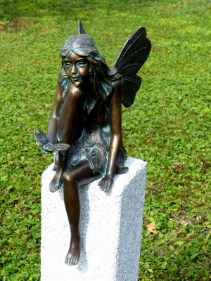 Rottenecker BronzefigurFee sitzend mit Schmetterling