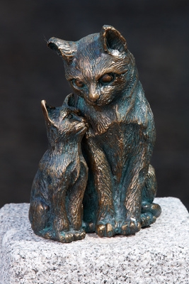 Rottenecker Bronzefigur Schmusekatze mit Kieselstein