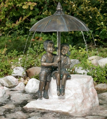 Rottenecker Bronzefigur Schirmpärchen midi mit Rosario Findling, Junge rechts, wasserspeiend