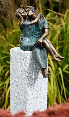 Rottenecker Bronzefigur Junges Glück mit Granitsäule