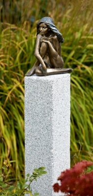 Rottenecker Bronzeskulptur Demi auf Granitsäule