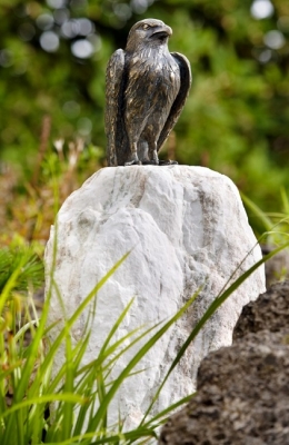 Rottenecker Bronzefigur Turmfalke mit Rosario Findling