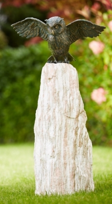 Rottenecker Bronzefigur Uhu, Flgel offen, mit Rosario Findling
