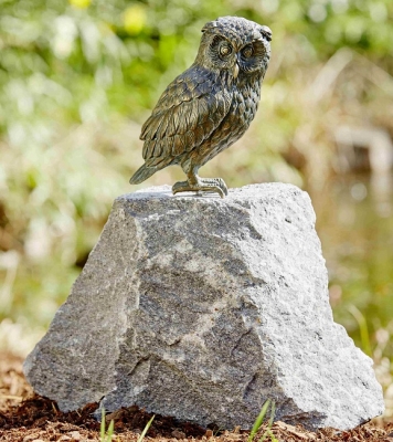 Rottenecker Bronzefigur Uhu stehend auf Granit Findling
