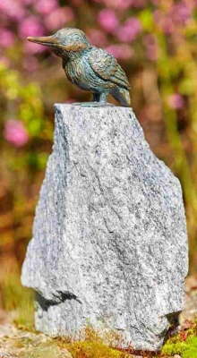 Rottenecker Bronzefigur Eisvogel Flgel zu mit Granit Findling