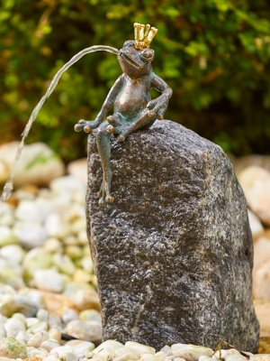 Rottenecker Bronzefigur Froschknig Martin mit Granit Findling, wasserspeiend