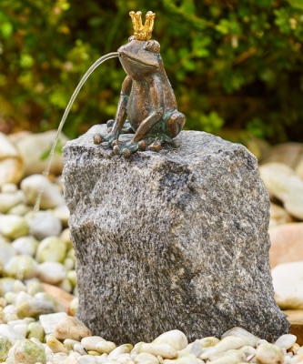 Rottenecker Bronzefigur Froschknig Klaus mit Granit Findling, wasserspeiend