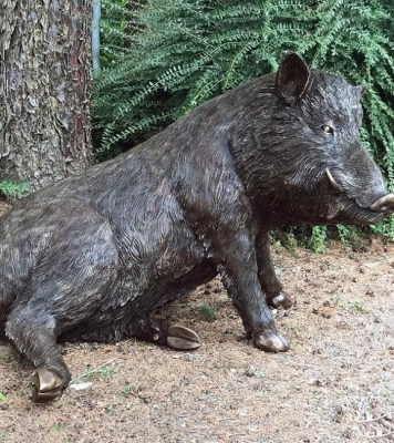 Rottenecker Bronzefigur Wildschwein hinten sitzend, lebensgro