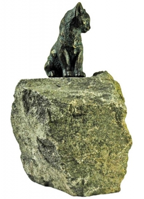 Rottenecker Bronzefigur junge Katze sitzend mit Granit Findling