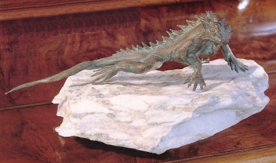 Rottenecker Bronzefigur Gecko, mittel, mit Stein