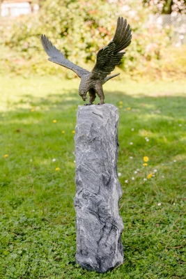 Rottenecker Bronzefigur Bartgeier auf Alaskasule 70 cm