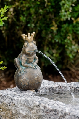 Rottenecker Bronzefigur Froschkönig Leopold