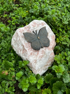 Rottenecker Bronzefigur Schmetterling auf Rosariostein