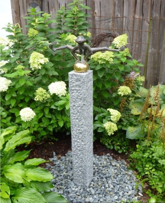 Rottenecker Bronzefigur Kassandra auf Granitbrunnen