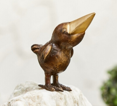 Rottenecker Bronzefigur Rabe lustig auf Findling