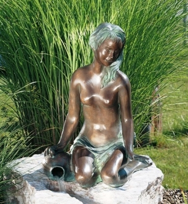 Rottenecker Bronzeskulptur Alena, wasserspeiend