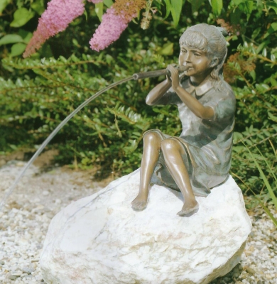 Rottenecker Bronzefigur Franziska, wasserspeiend