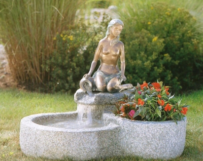 Rottenecker Bronzeskulptur Jasmin, wasserspeiend