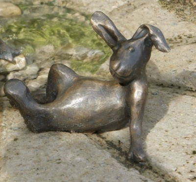 Rottenecker Bronzefigur Mikkel der Hase