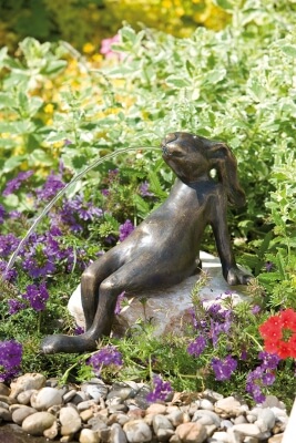 Rottenecker Bronzefigur Mads der Hase, wasserspeiend