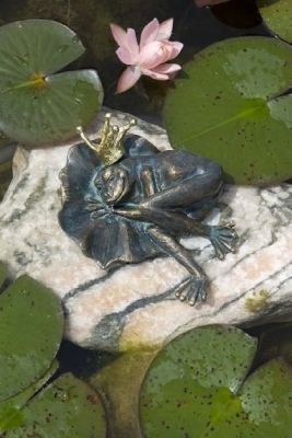 Rottenecker Bronzefigur Froschknig Adrian, wasserspeiend