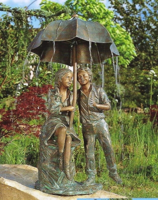Rottenecker Bronzefigur Regenschirmidylle, wasserspeiend
