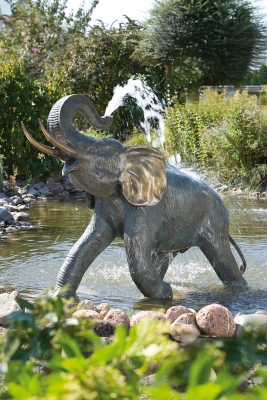 Rottenecker Bronzefigur Junger Elefant, wasserspeiend
