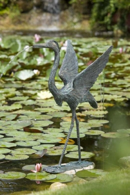 Rottenecker Bronzefigur Graureiher schreitend, klein, wasserspeiend