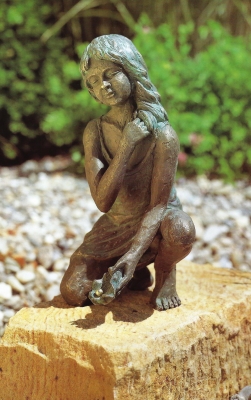 Rottenecker Bronzefigur Hannah, wasserspeiend