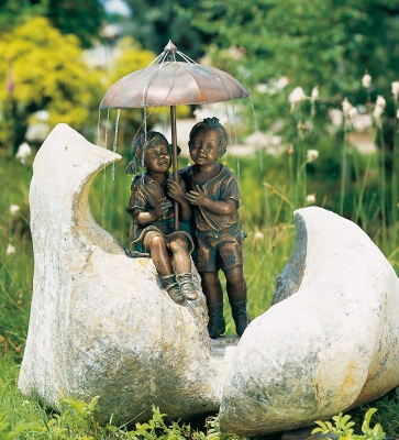 Rottenecker Bronzefigur Regenschirmkapriolen links, wasserspeiend