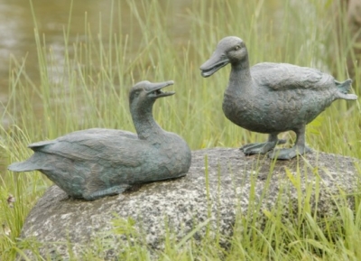 Rottenecker Bronzefigur Krickente, sitzend, wasserspeiend