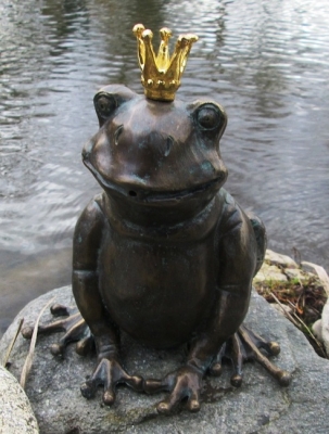 Rottenecker Bronzefigur Froschknig Teodor, wasserspeiend