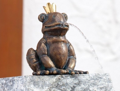 Rottenecker Bronzefigur Froschknig Otto, wasserspeiend