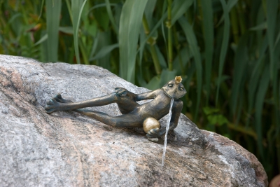 Rottenecker Bronzefigur Froschknig Detlev, wasserspeiend