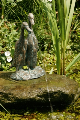 Rottenecker Bronzefigur Laufenten klein, wasserspeiend