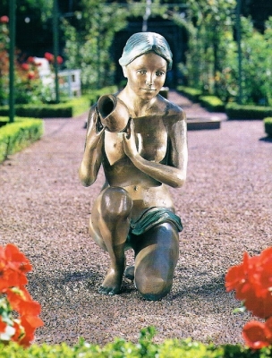 Rottenecker Bronzeskulptur Alessia, wasserspeiend