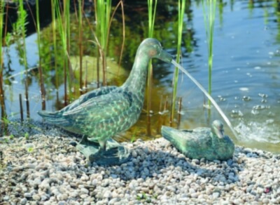 Rottenecker Bronzefigur Stockente stehend, wasserspeiend