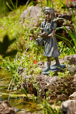 Rottenecker Bronzefigur Claudia mit Picknickkorb, wasserspeiend