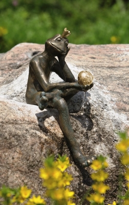 Rottenecker Bronzefigur Froschknig Borris, wasserspeiend