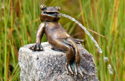 Rottenecker Bronzefigur Froschknig Heinrich, wasserspeiend