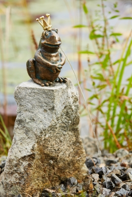 Rottenecker Bronzefigur Froschknig Hermann, wasserspeiend