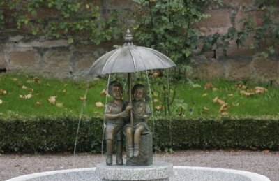 Rottenecker Bronzefigur Schirmpärchen midi mit Bronzesockel, wasserspeiend