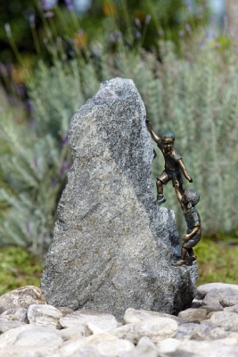 Rottenecker Bronzefigur Kalle & Lotta mini auf Schwarzwald-Granit
