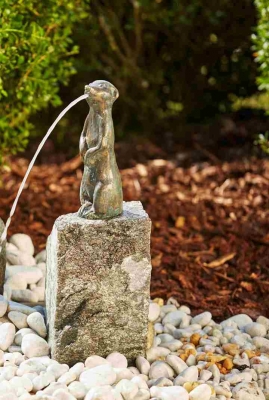 Rottenecker Bronzefigur Erdmännchen groß, wasserspeiend auf Granit