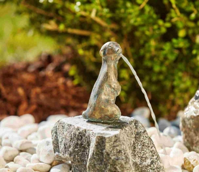 Rottenecker Bronzefigur Erdmnnchen klein, wasserspeiend auf Granit