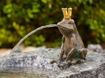 Rottenecker Bronzefigur Froschknig Klaus, wasserspeiend