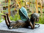 Rottenecker BronzefigurFee liegend mit Kleeblatt