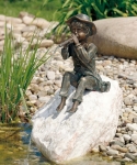 Rottenecker Bronzefigur Toni mit Rosario Findling, wasserspeiend